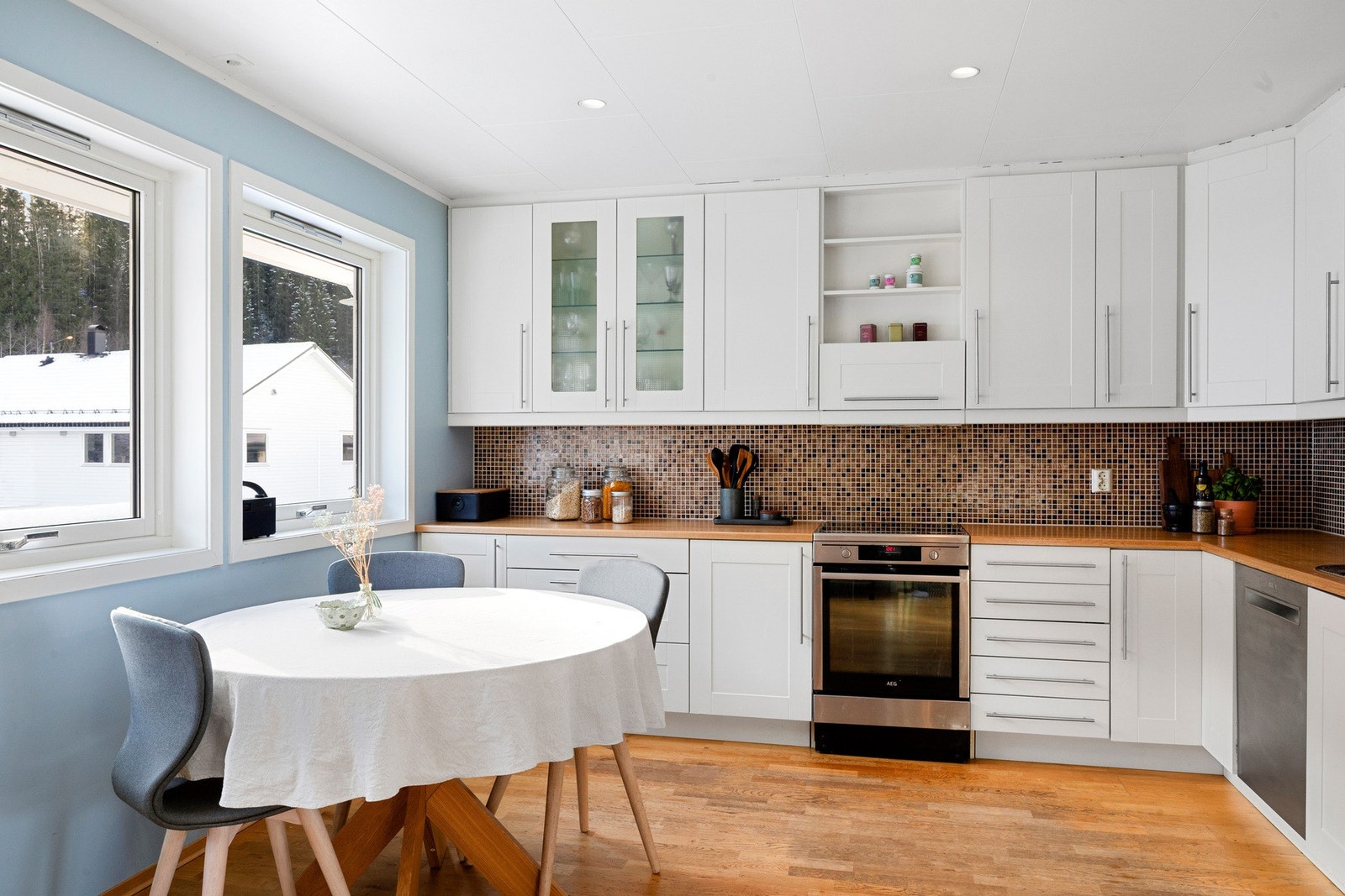 Det er rikelig med skap- og benkeplass samt god plass til spisebord. Galleribilde