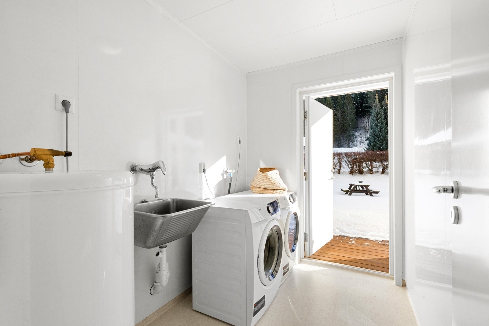Vaskerommet er utstyrt med utslagsvask, opplegg for vaskemaskin og fører videre ut til hagen. Galleribilde