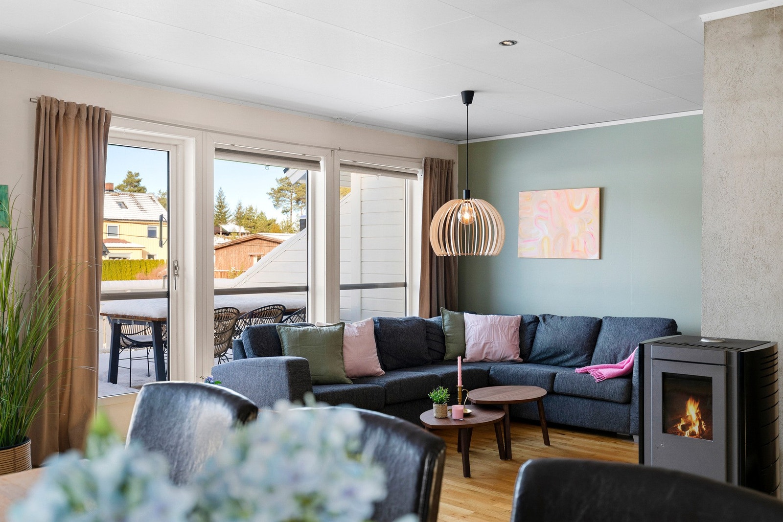 Stuen fremstår lys og luftig med store vindusflater. Galleribilde