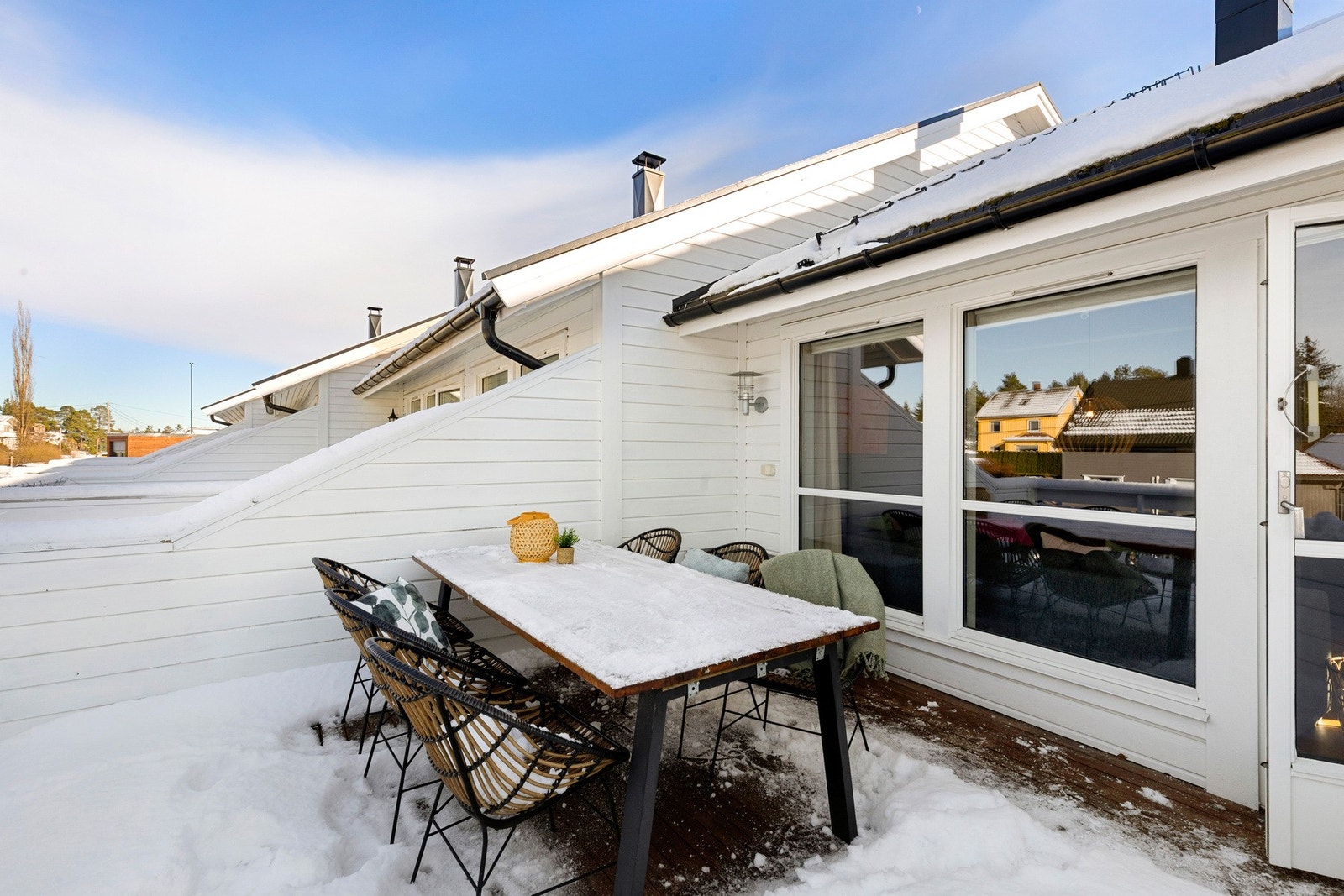 På sommerstid har man solen utover hele ettermiddag/kveld, perfekt for solrike sommerkvelder. Galleribilde