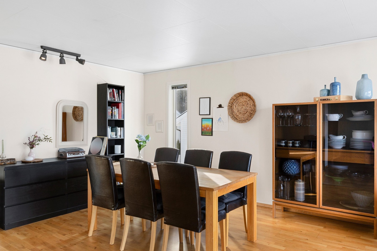 Her er det blant annet god plass til stort spisebord. Galleribilde