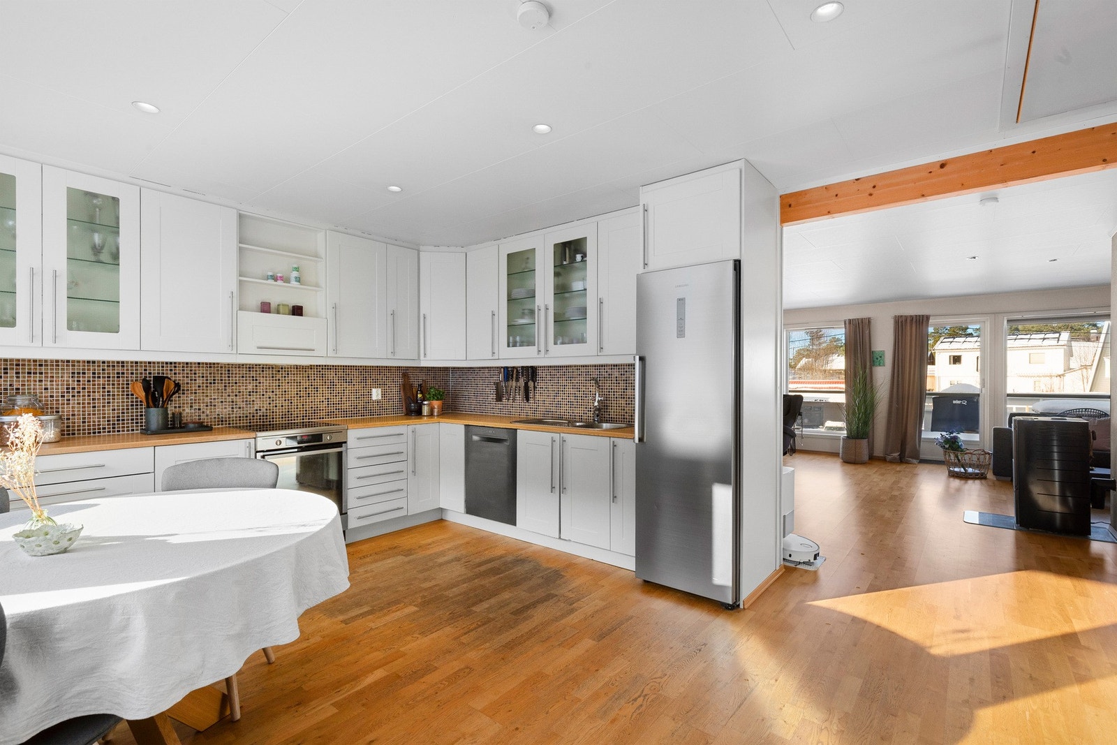 Lyst og romslig kjøkken på 18 kvm ligger delvis åpent mot stue. Galleribilde