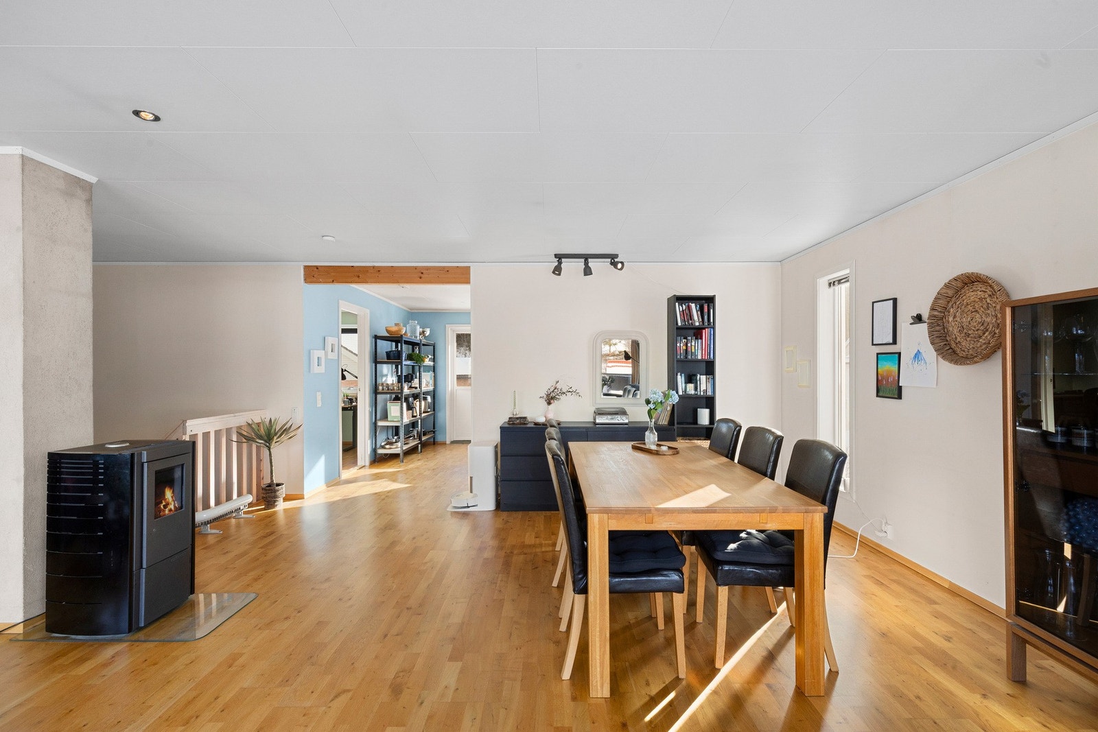 Rommet har også kvaliteter som flott 3-stavs parkett og pelletsovn for oppvarming. Galleribilde