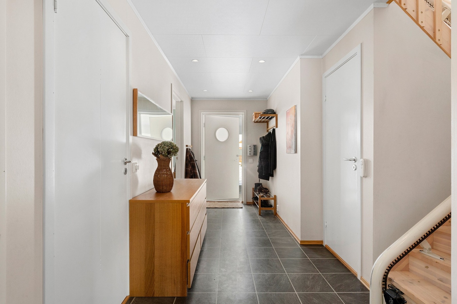 Svært romslig entre med god plass til sko- og jakkeoppheng. Galleribilde