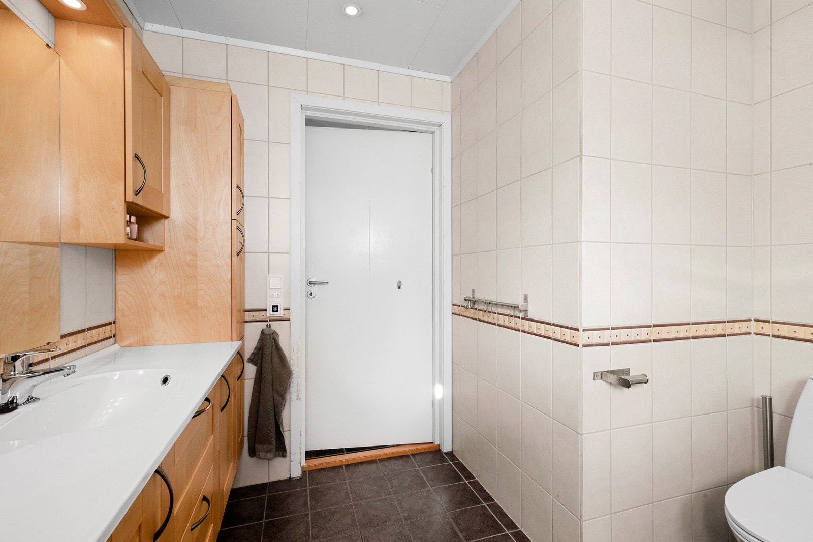 Badet er innredet med blant annet dobbeltservant, varme i gulv og downlights i tak. Galleribilde