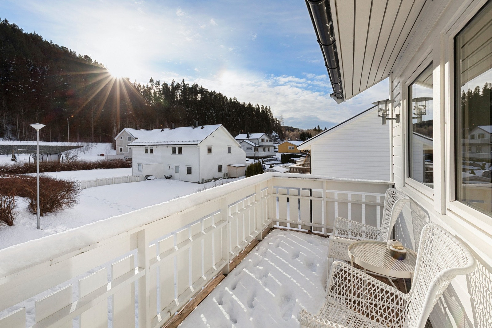 Solen smyger seg over fjellkanten - perfekt til morgenkaffen. Galleribilde