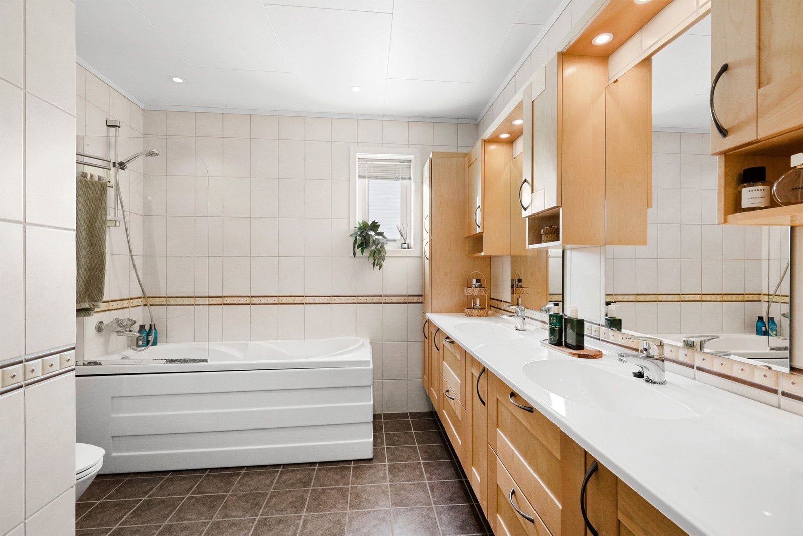 Lyst og helfliset bad på 6,6 kvm. Galleribilde