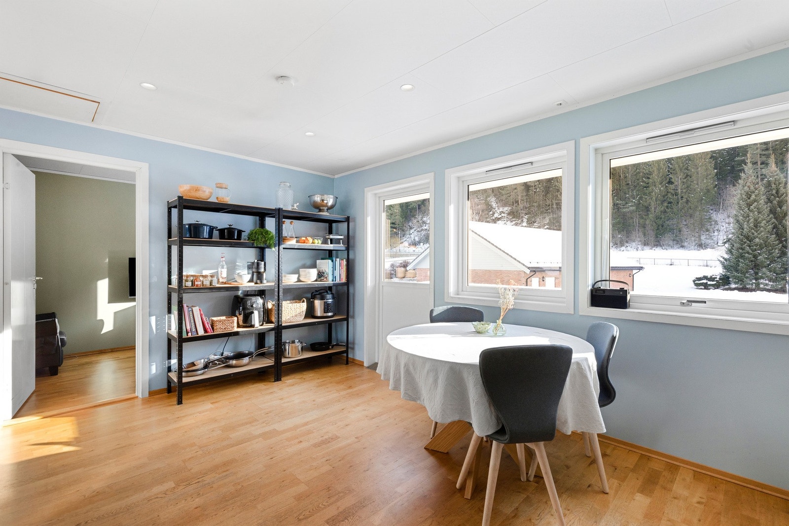 Fra kjøkken har man tilgang til balkong hvor morgensolen inntreffer. Galleribilde