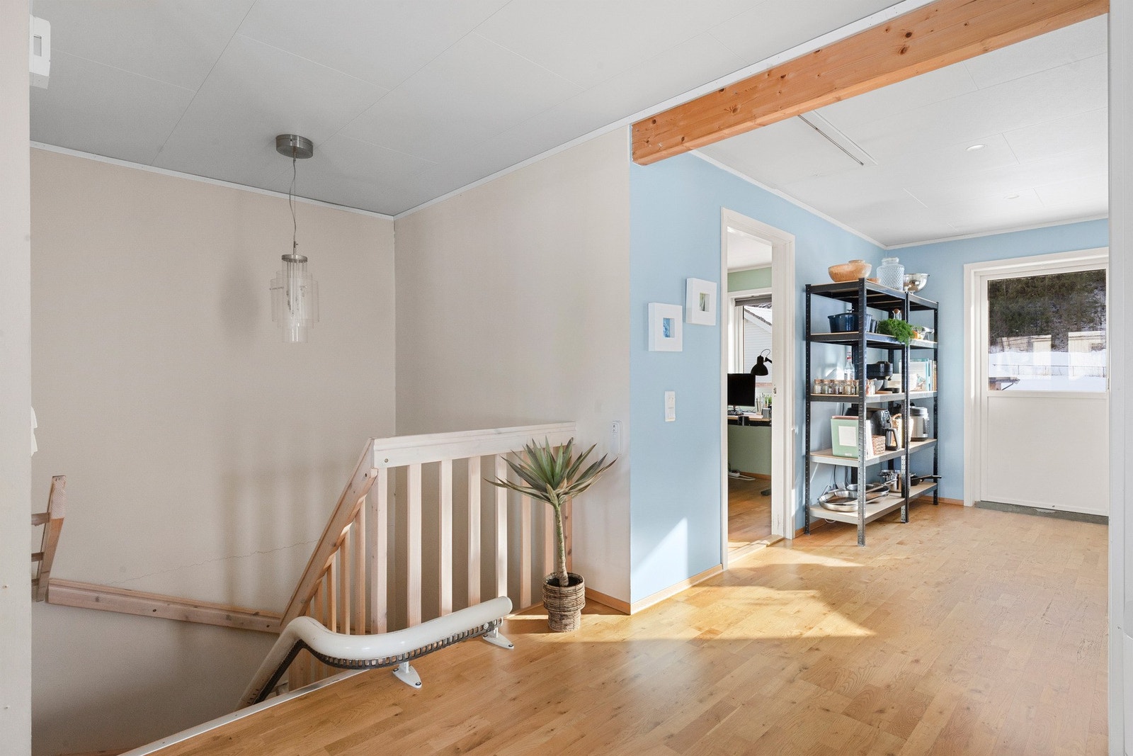 Trapp ned til 1. etasje ligger plassert mellom stue og kjøkken. Galleribilde