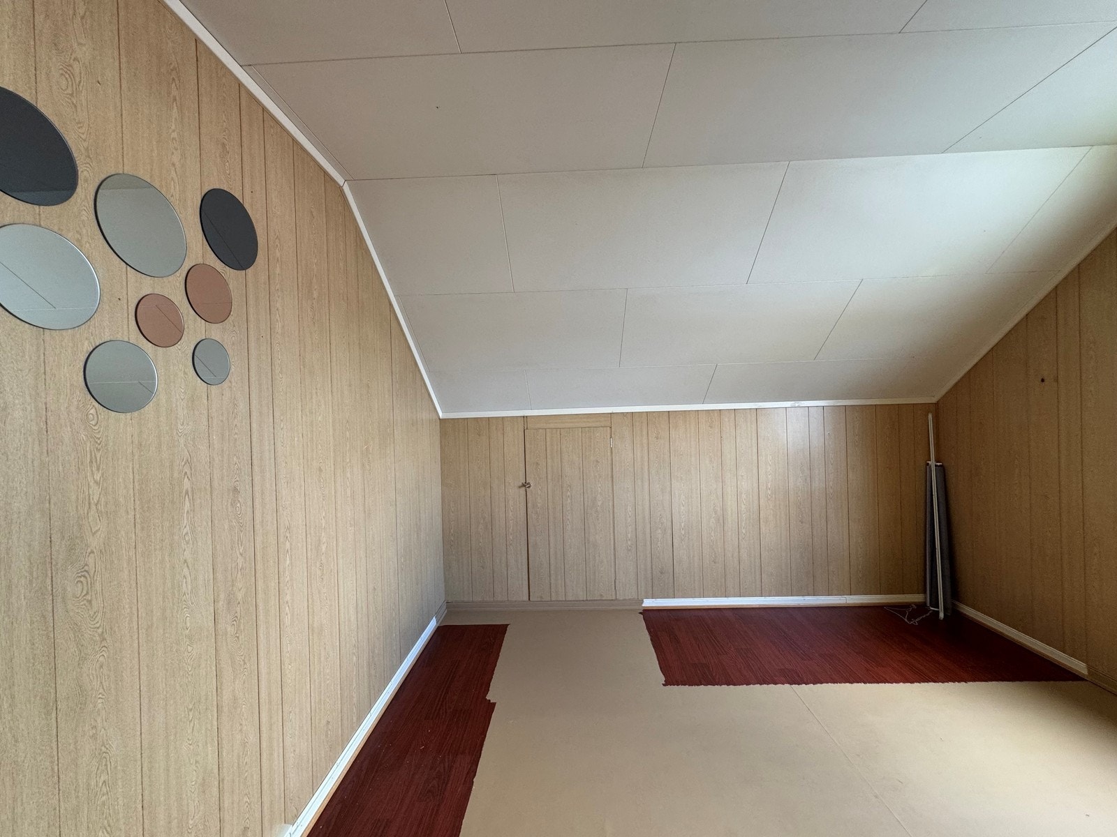 Soverom 2 i 2.etg. Fargeforskjellen på gulv er etter fjerning av skap. Gulvet er delvis malt Galleribilde