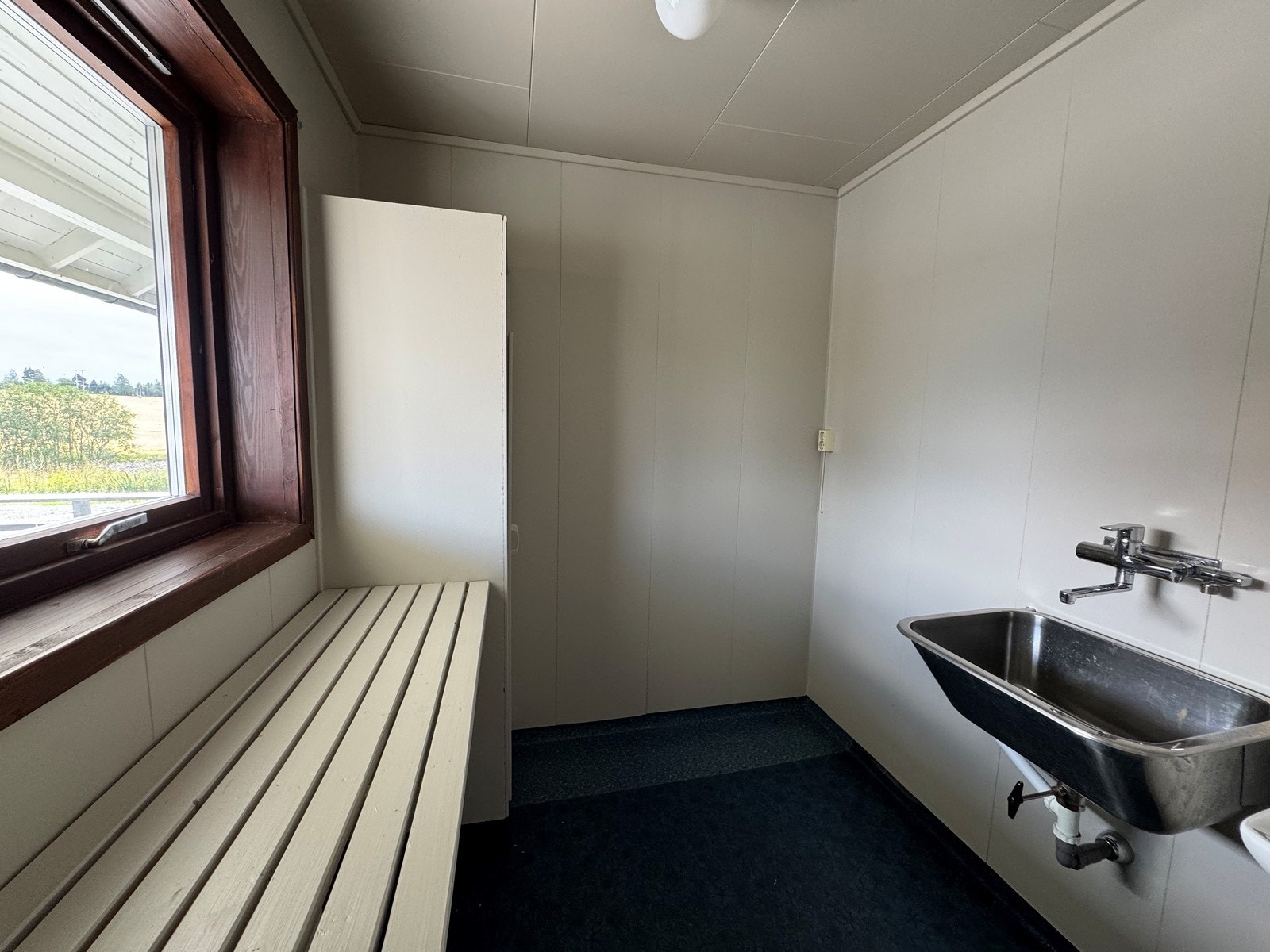 Praktisk vaskerom ved inngangsdøren.Opplegg til vaskemaskin er klargjort Galleribilde