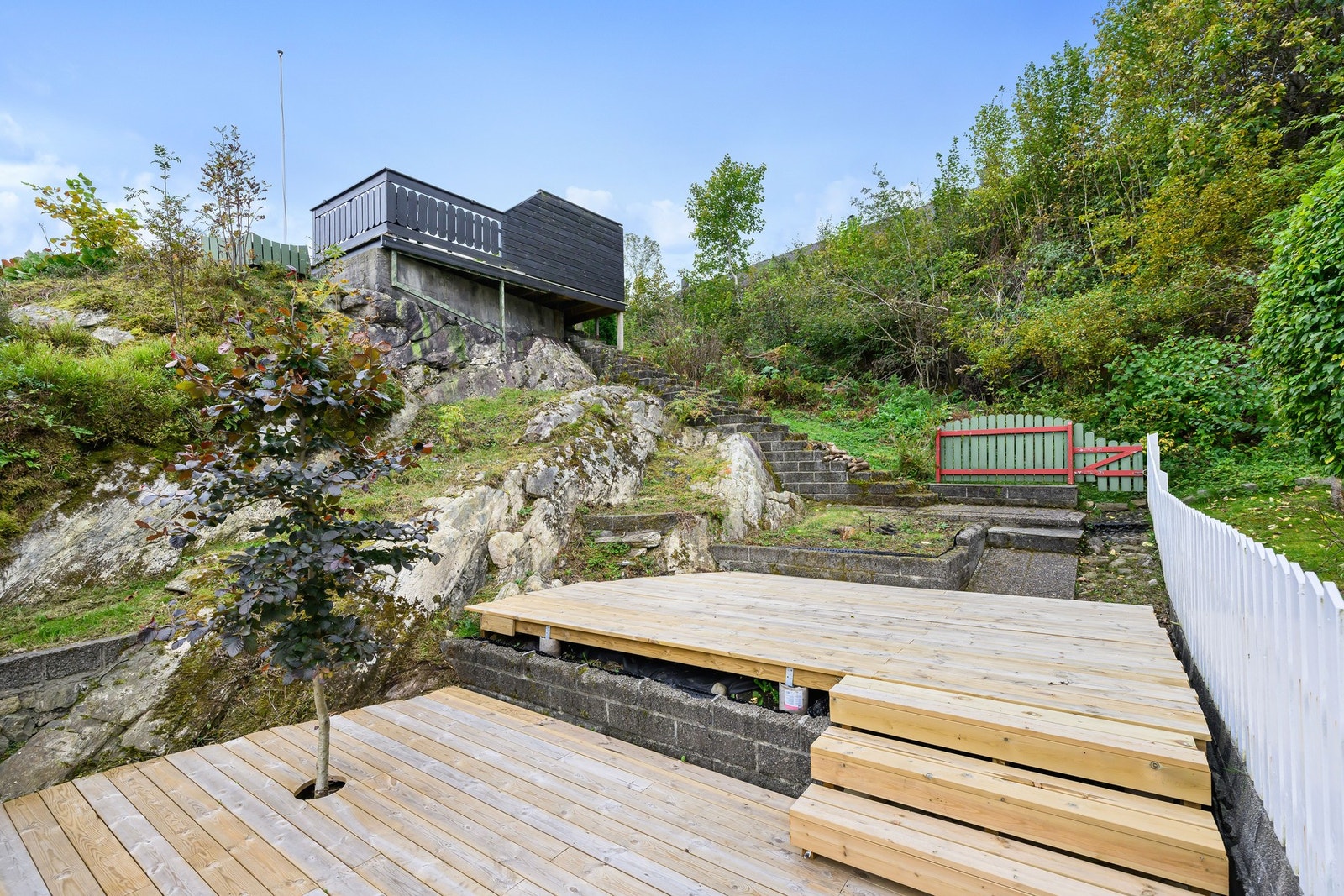 I tillegg til terrassearealet er det også stort hageareal, med god boltreplass for både store og små. Galleribilde