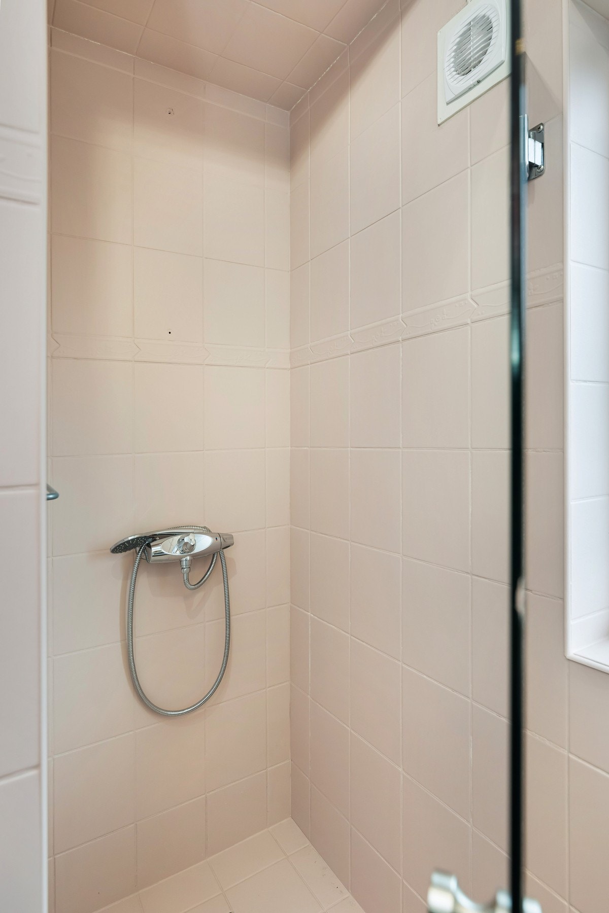 Badet er helfliset med malte fliser, og har varmekabler i gulvet. Galleribilde