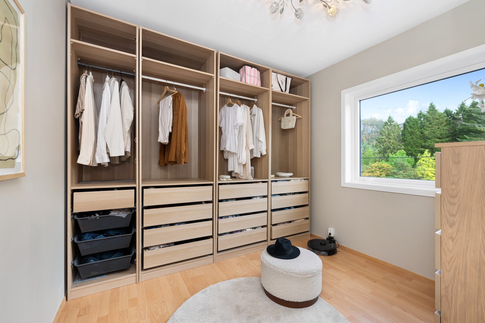 Soverom 2 er i dag innredet som walk-in, men passer også ypperlig som barnerom, gjesterom og/eller kontor. Galleribilde