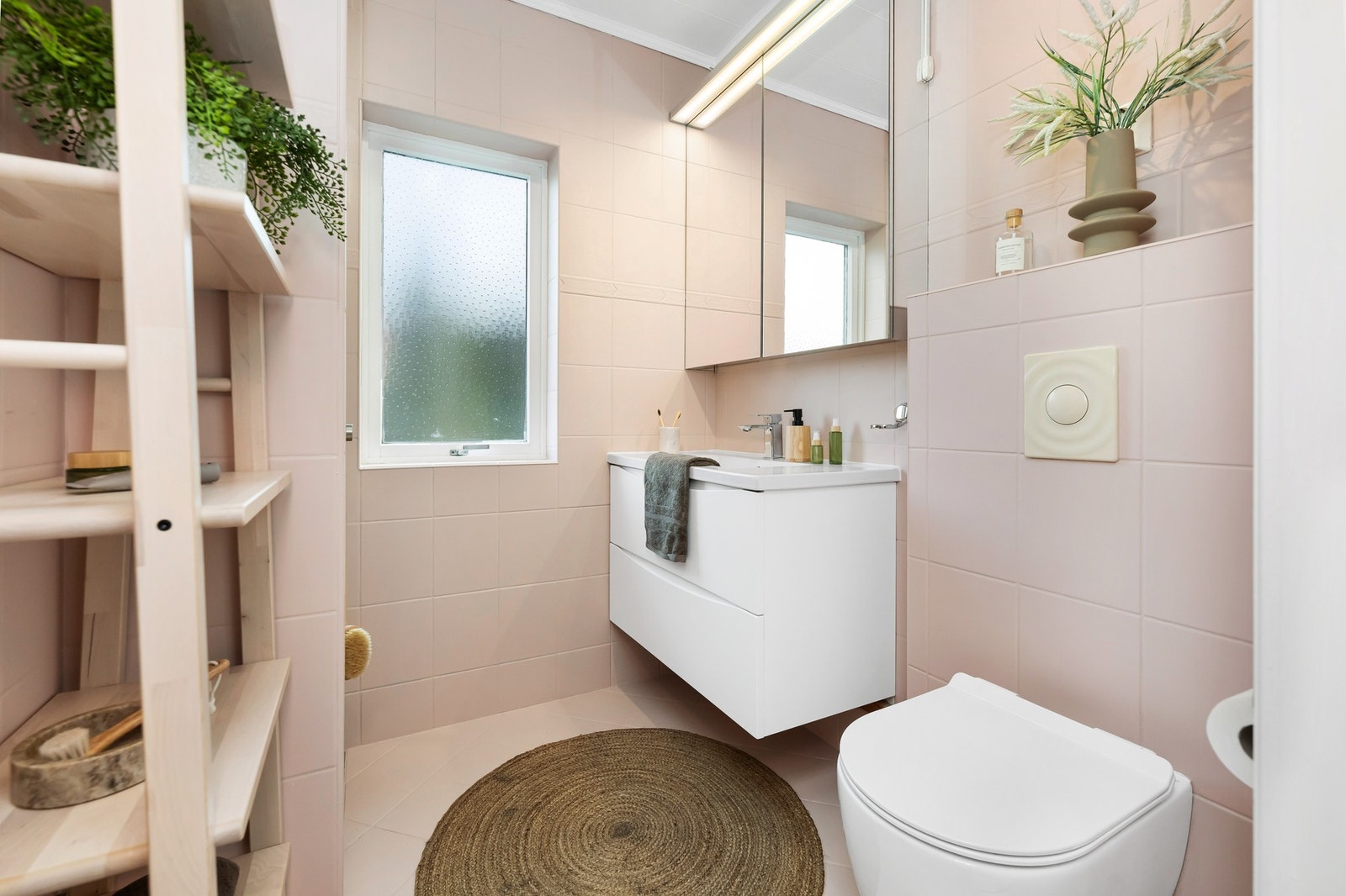 Badet i 1. etasje ble oppgradert i 2023, med nytt møblement og toalett. Galleribilde