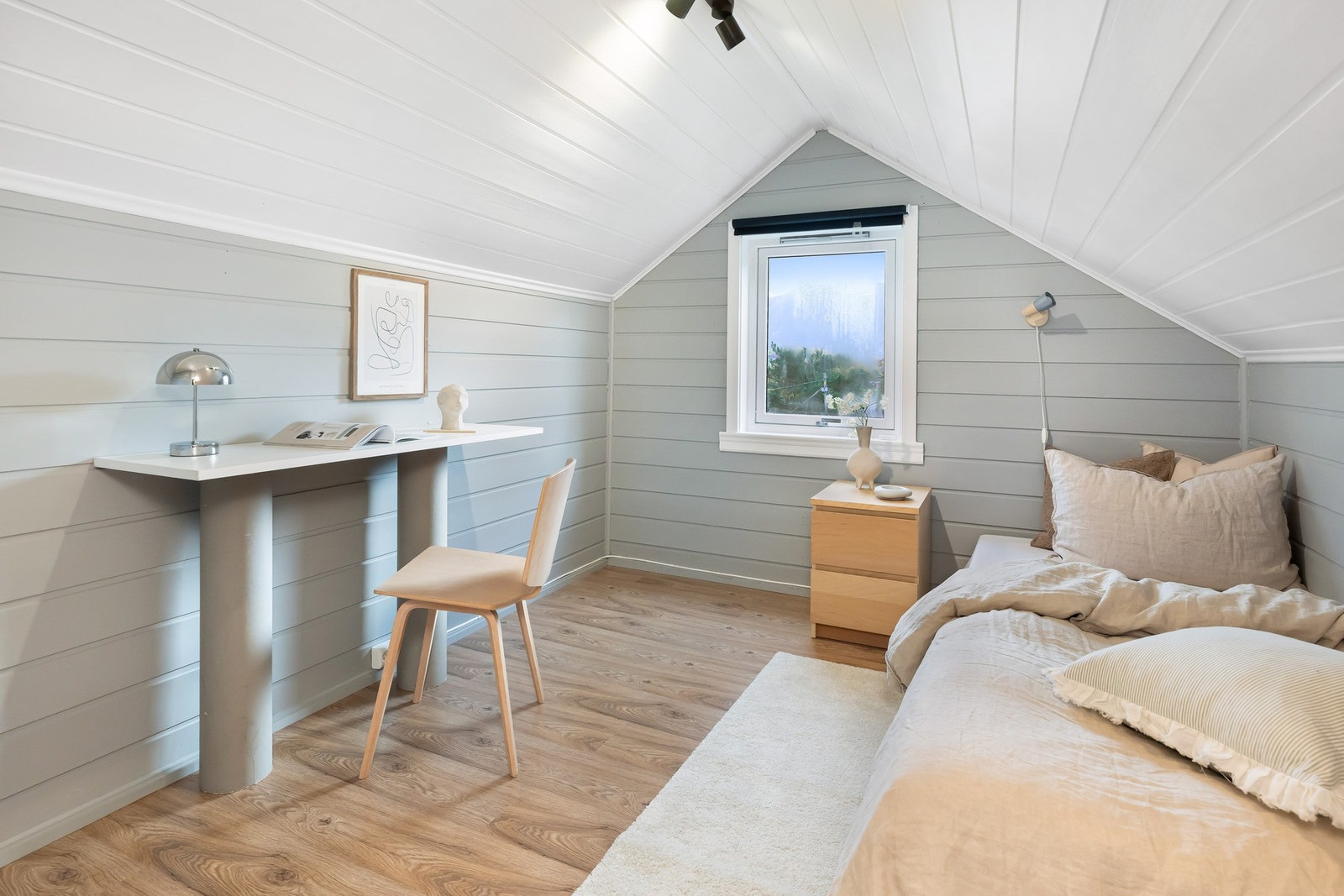 Rom på loftet innredet som soverom. Galleribilde