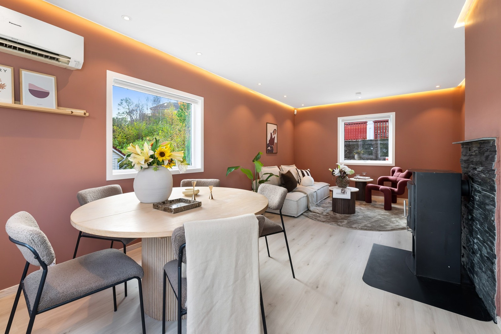 En koselig vedovn skaper lun stemning på kaldere dager, og varmepumpen sørger for effektiv regulering av inneklimaet. Galleribilde