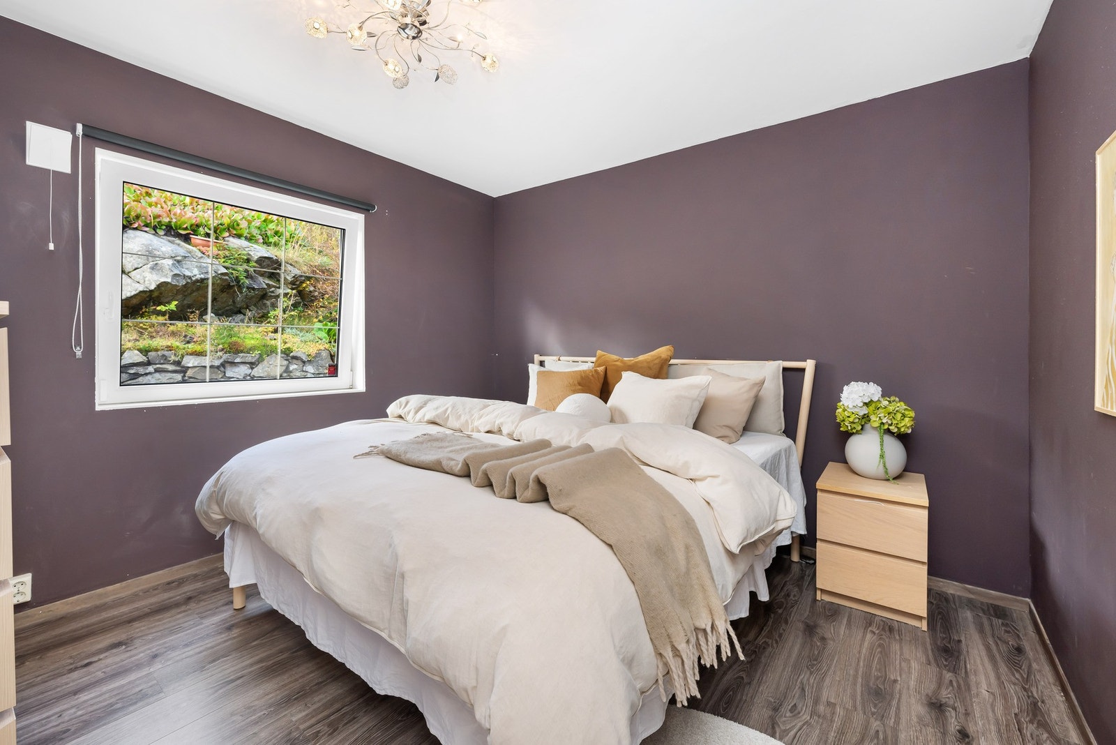 Hovedsoverommet har god plass til dobbeltseng, garderobe og annet ønskelig soveromsmøblement. Galleribilde