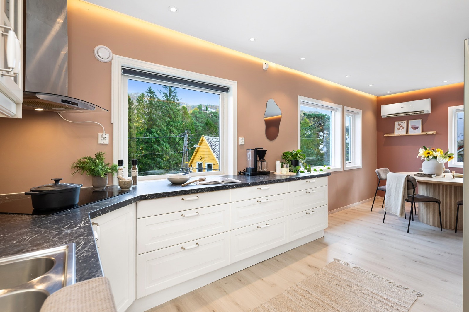 Her er det godt med oppbevaringsplass i skuffer og skap, samt god arbeidsplass på benken. Galleribilde