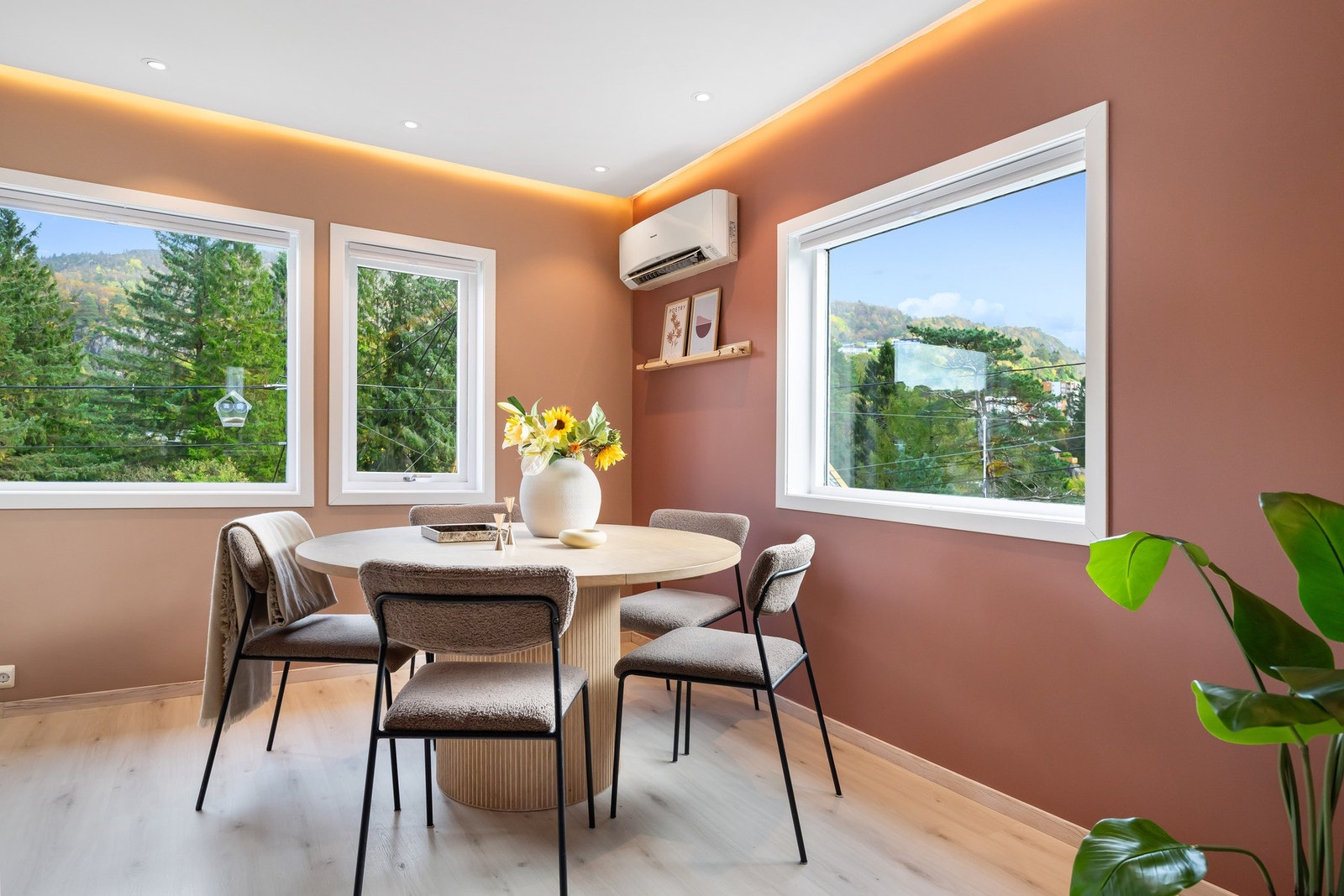 Store vindusflater sørger for rikelig med naturlig lysinnslipp, og rammer inn utsikten mot flotte grøntarealer. Galleribilde