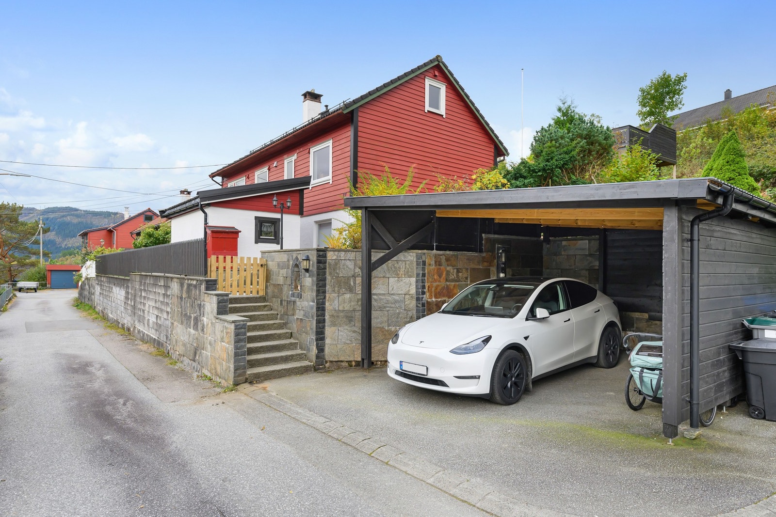 Parkering i carport fra 2024 på egen tomt. Galleribilde