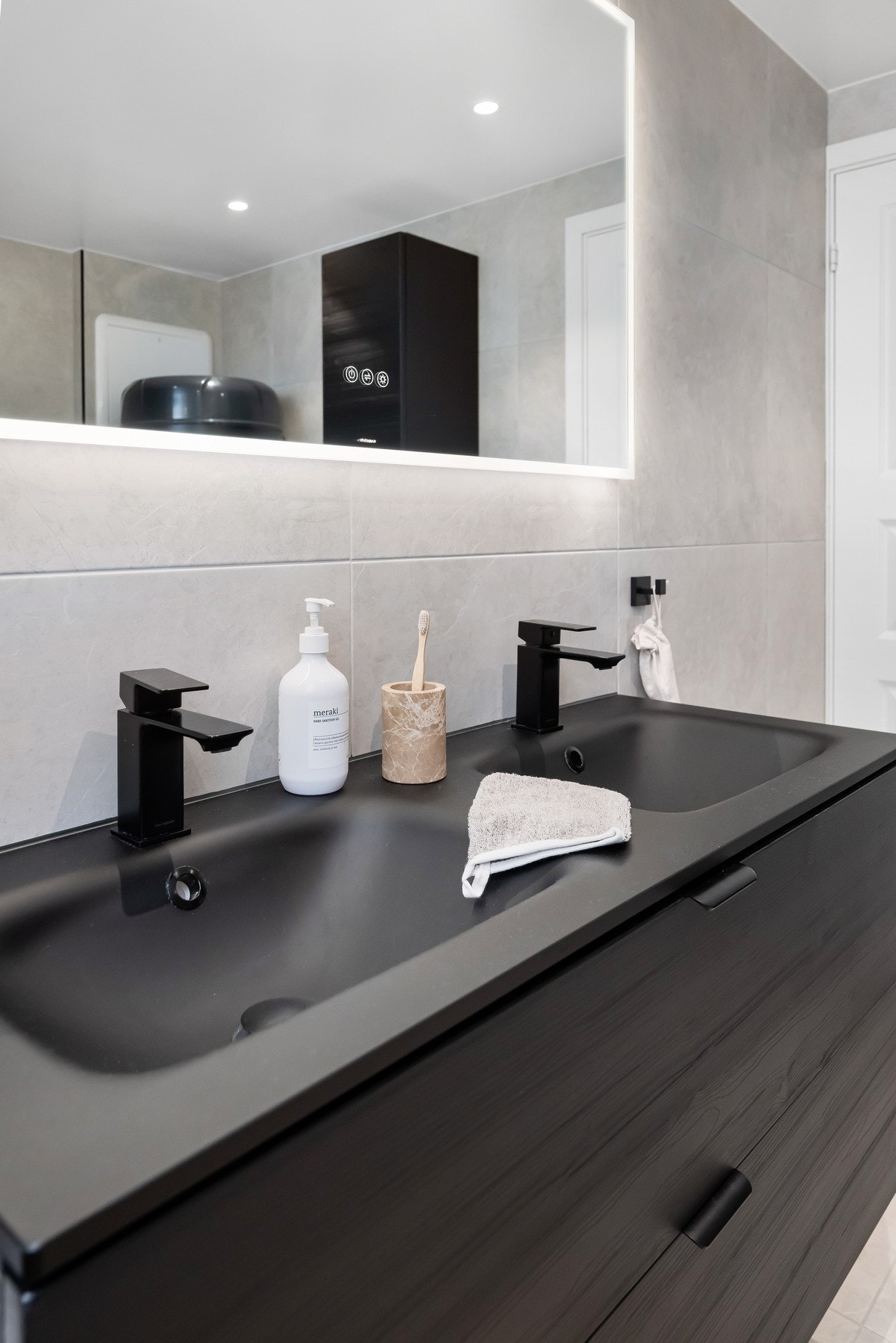 Lekre detaljer - Baderomsinnredningen er fra kvalitetsleverandøren Viking Bad. Galleribilde