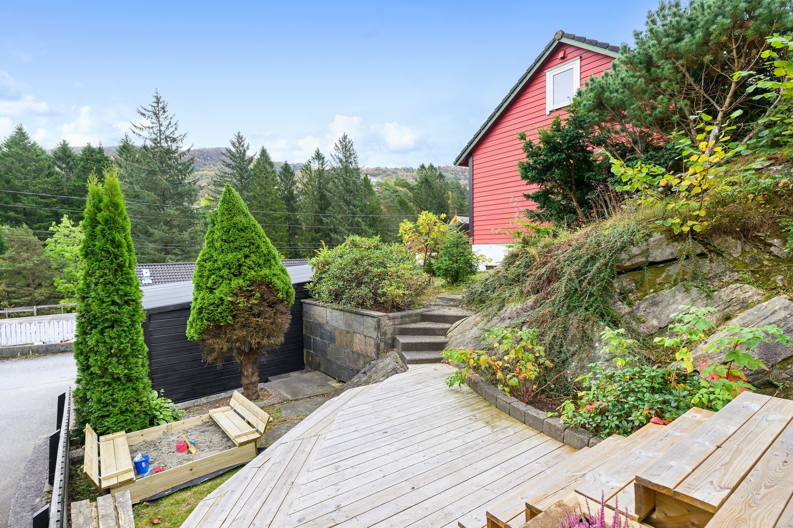 Tomten er lagt til rette for at både barn og voksne skal trives godt. Galleribilde