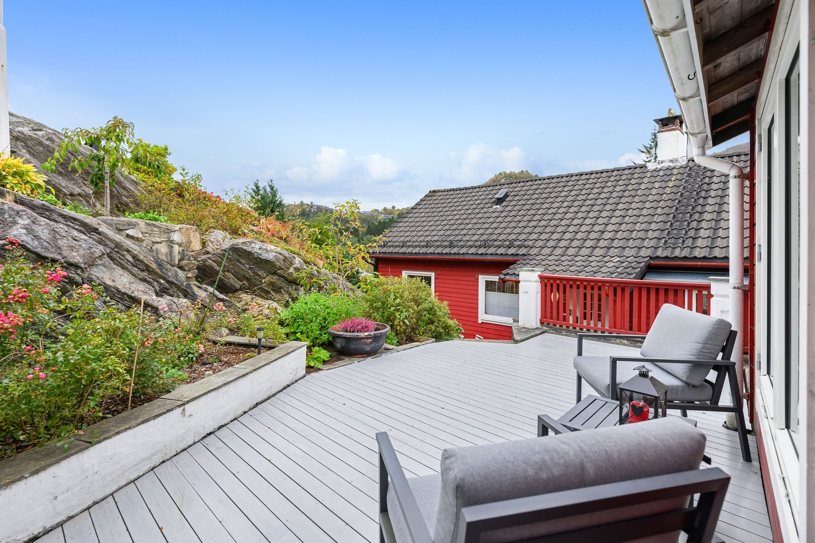 Tomten er svært godt utnyttet, med flere solrike, store og usjenerte uteplasser. Galleribilde