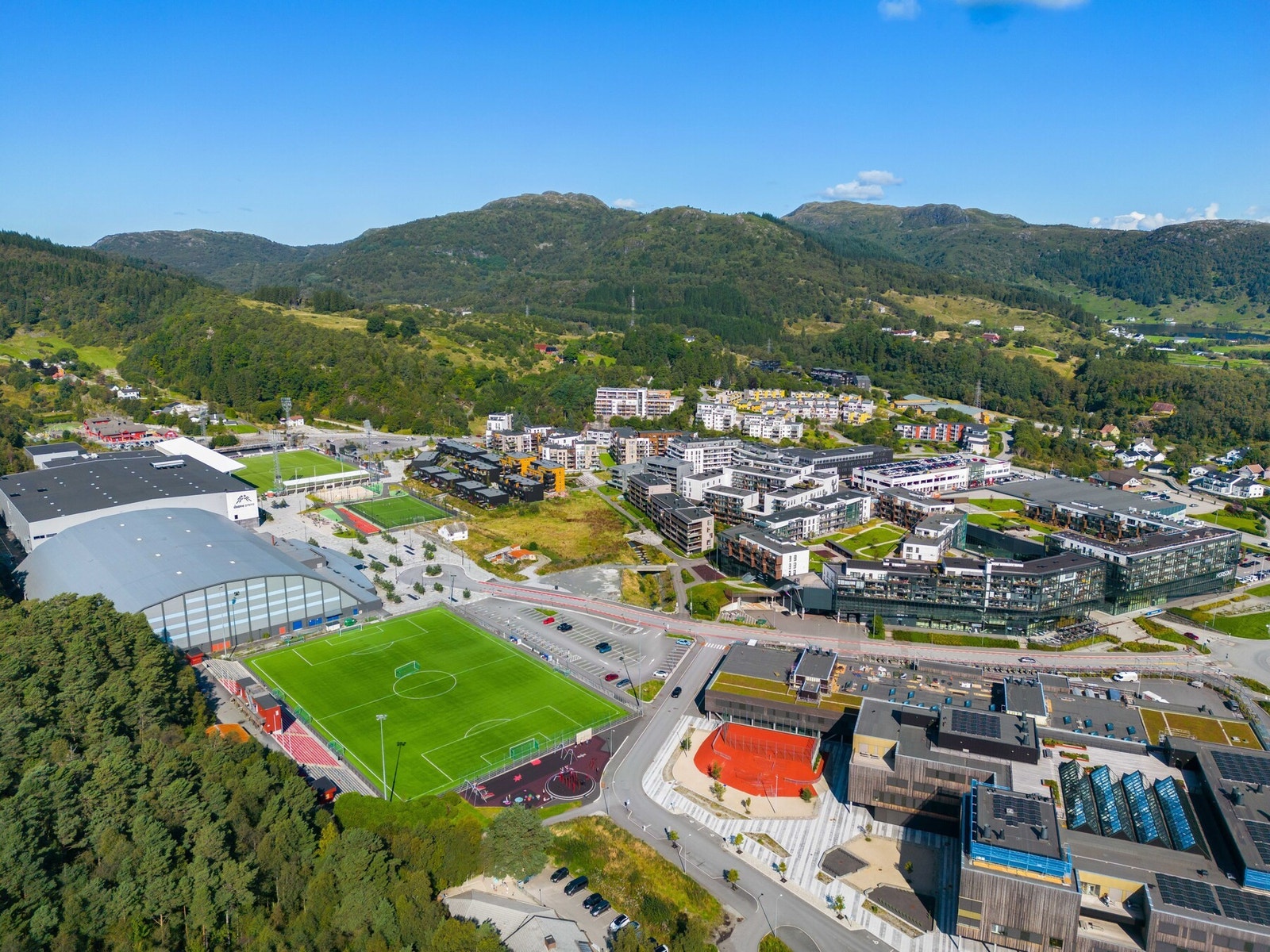 Det er under 5 minutter å kjøre til både Åsane Senter og Horisont, med et bredt service- og aktivitetstilbud. Galleribilde