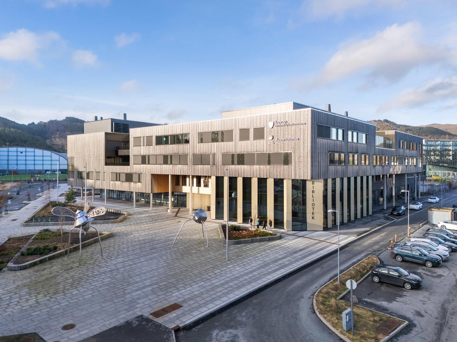 Området er kjent for sitt trygge og familievennlige miljø, med gangavstand til både barnehager og skoler. Galleribilde