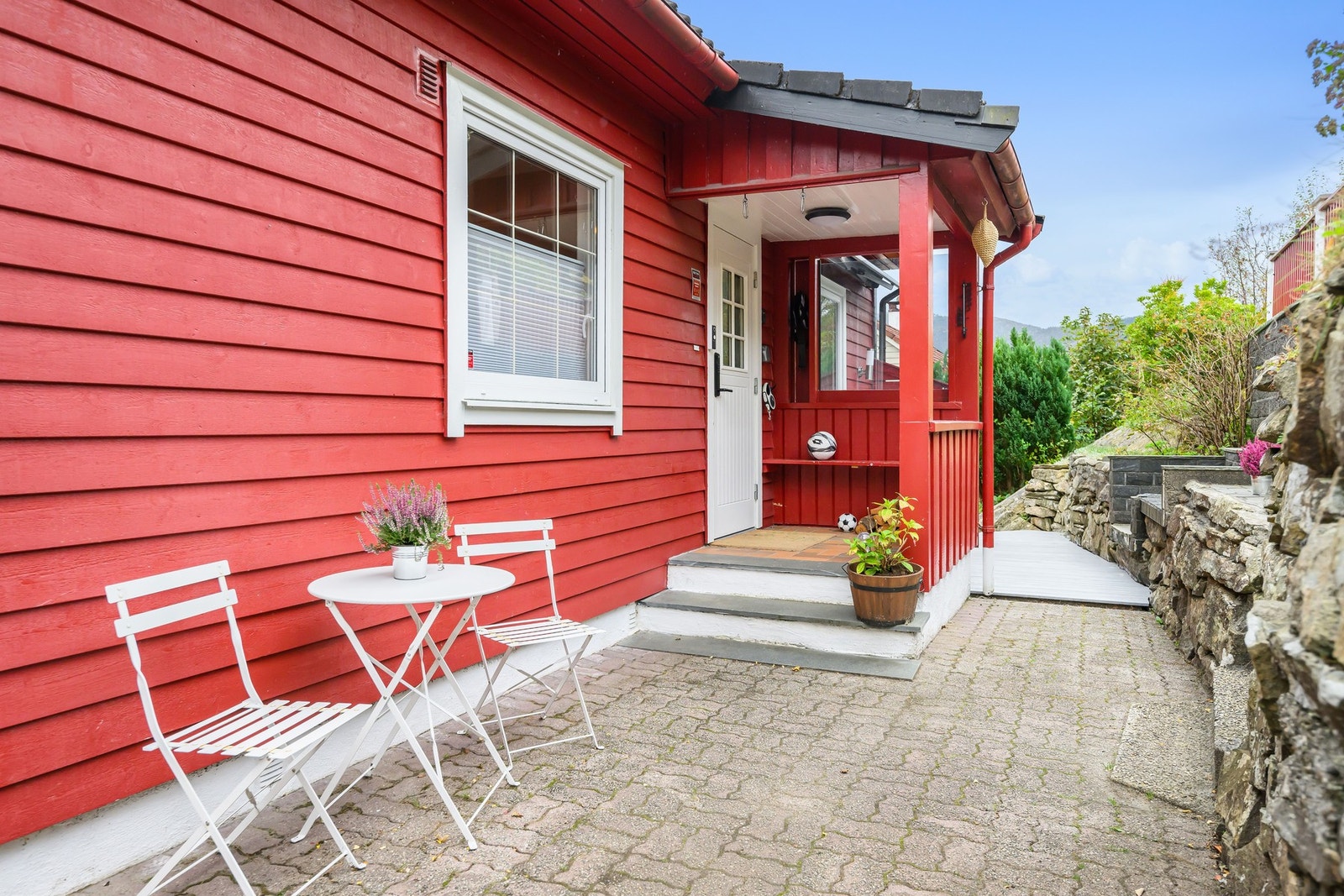 Boligen har et pent og usjenert inngangsparti, vendt mot vest. Galleribilde