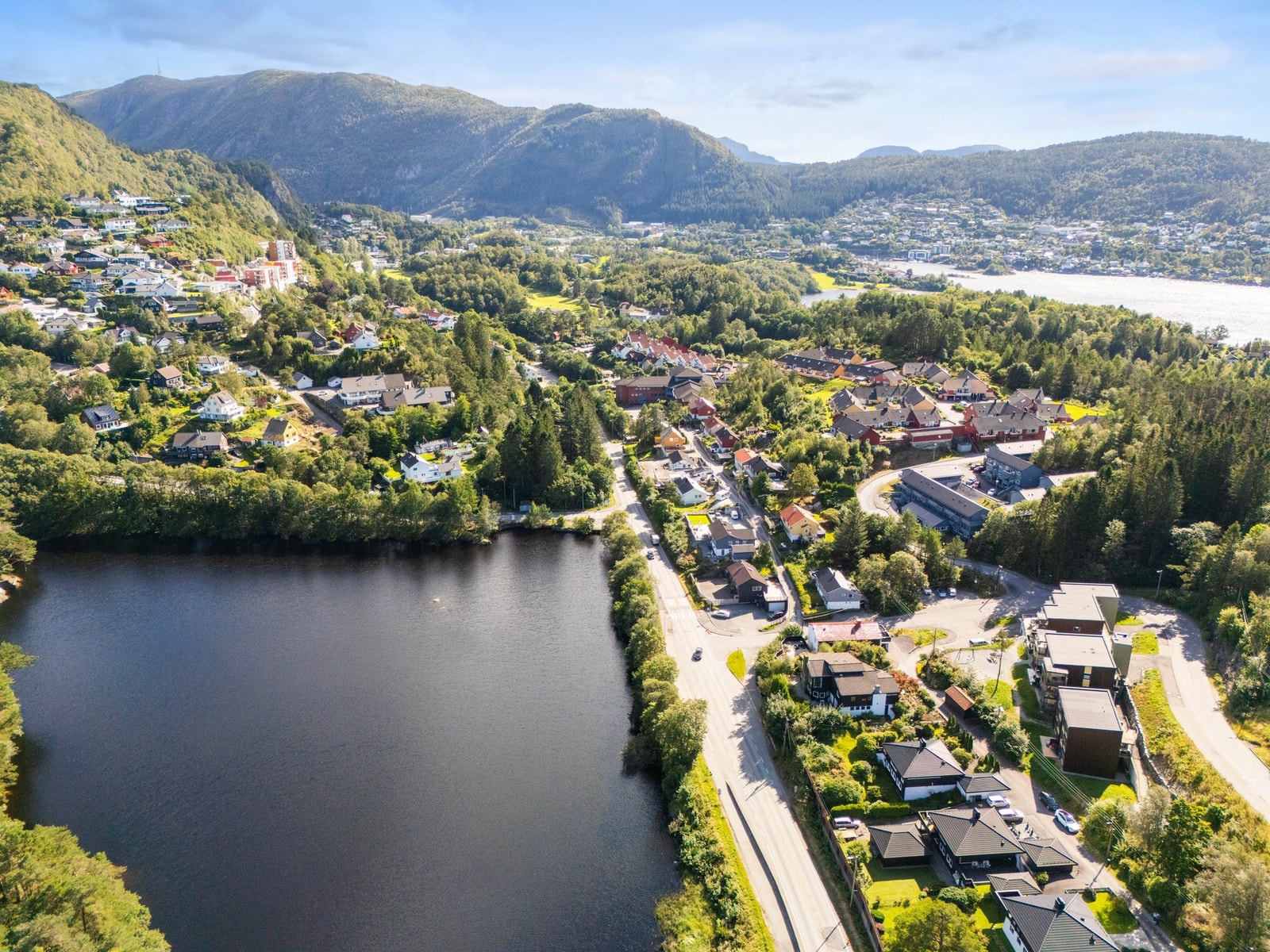 Perfekt beliggenhet for deg som ønsker en trygg og behagelig hverdag i naturskjønne omgivelser. Galleribilde
