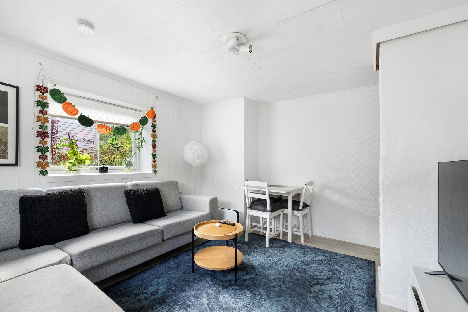 Rommet innredet som stue har et areal på 13,1 m², med plass til ønskelig møblering. Galleribilde