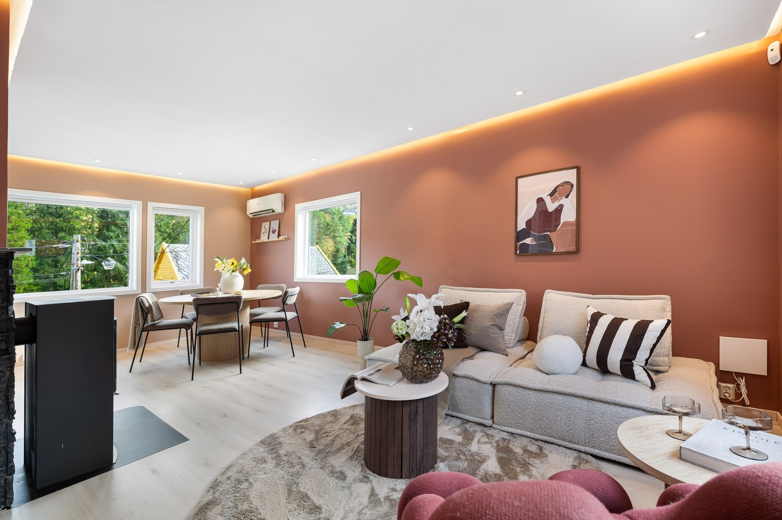 Boligen har en lys og åpen stue, gjort i behagelige farger. Galleribilde