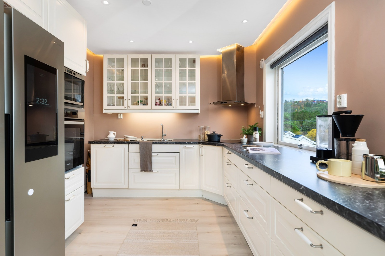 Lyst og romslig kjøkken på 9,5 m². Galleribilde