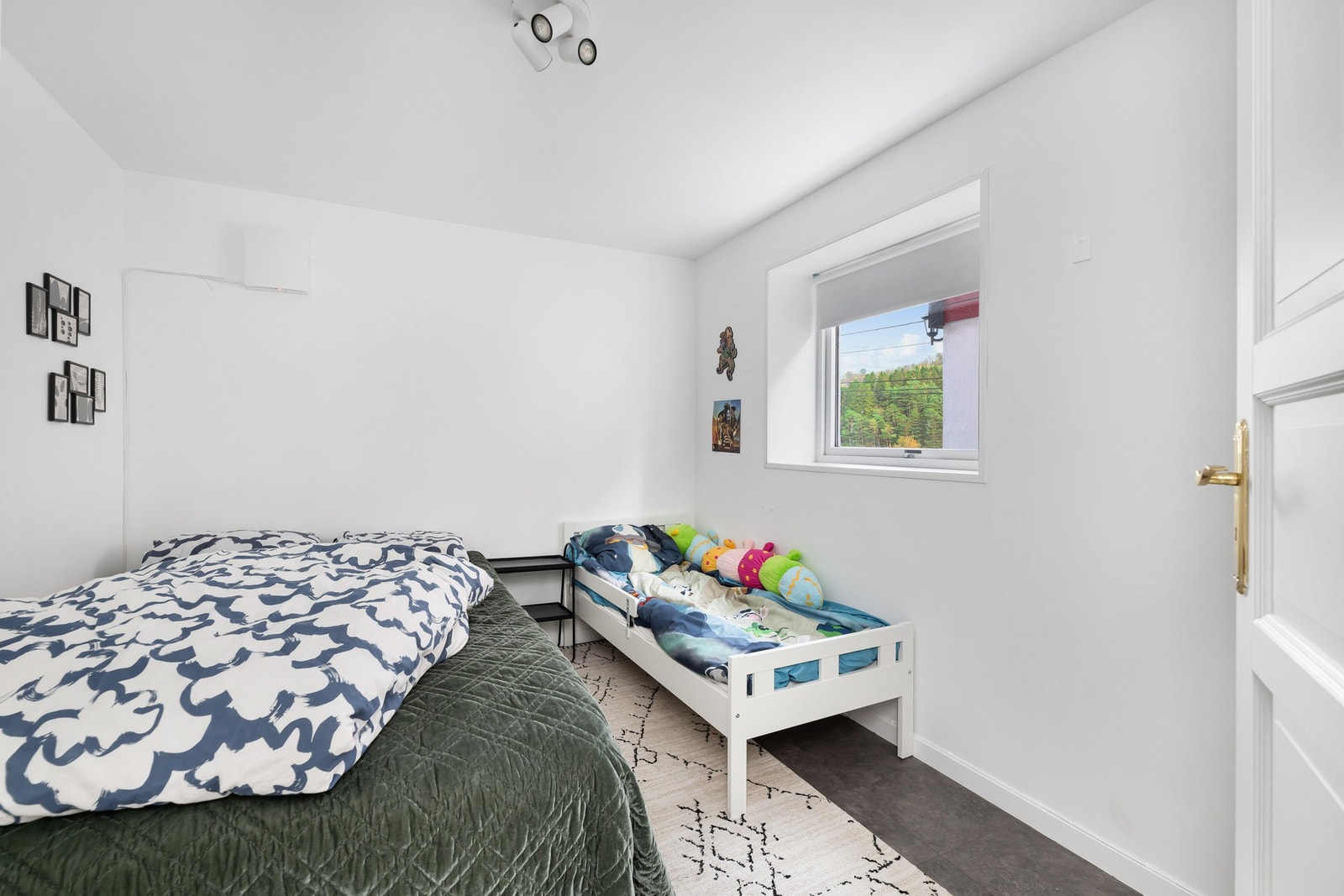 To rom innredet som soverom. Galleribilde