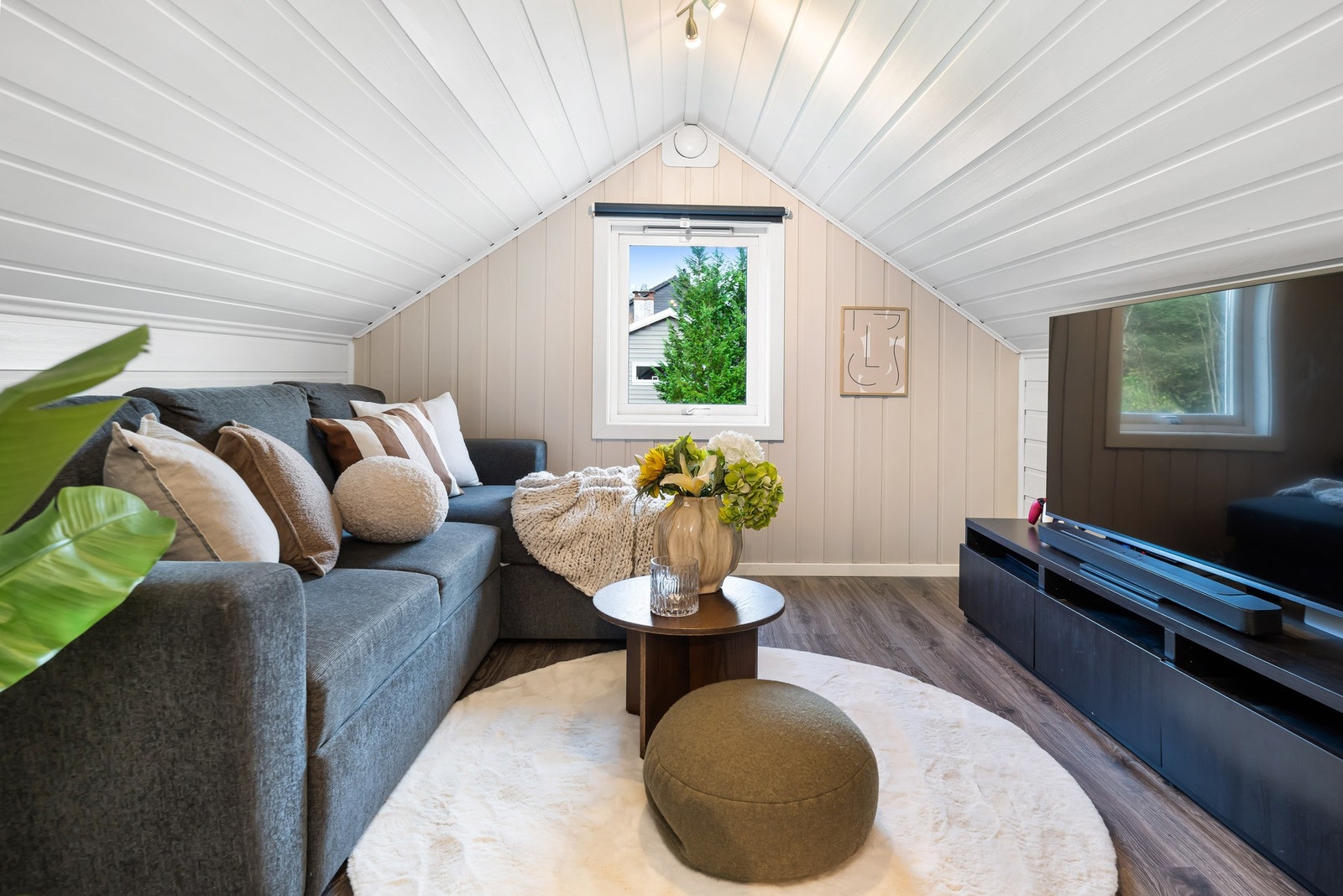 Rom på loftet innredet som loftstue. Galleribilde