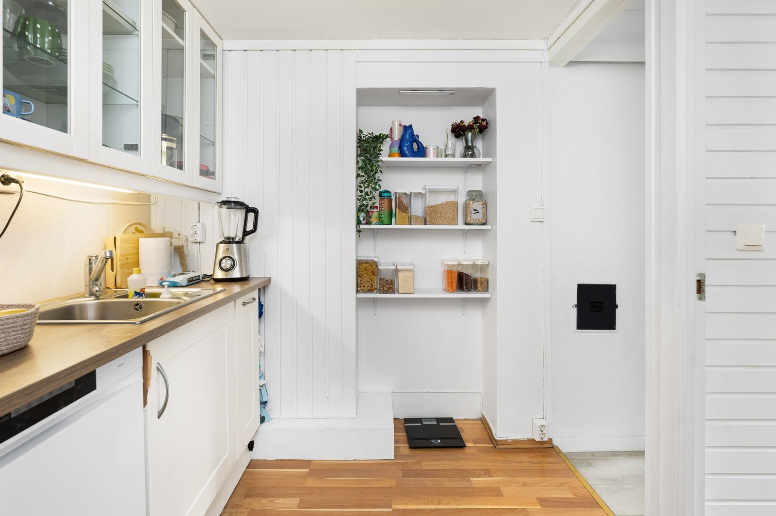 Her er det integrert induksjonsplatetopp fra 2023, integrert stekeovn, nedfelt stål oppvaskkum fra 2025, oppvaskmaskin fra 2025, samt nye rør-i-rør fra 2025. Galleribilde