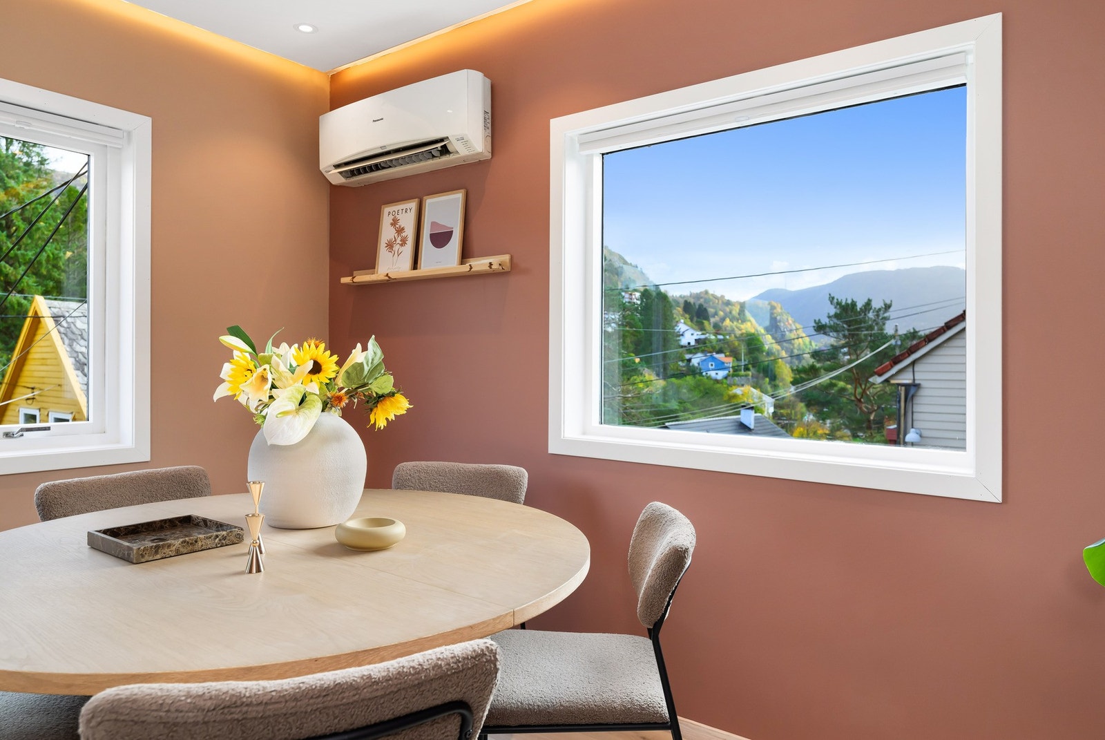 Stuen har et areal på 21,2 m², og kan enkelt innredes i sosiale soner. Galleribilde