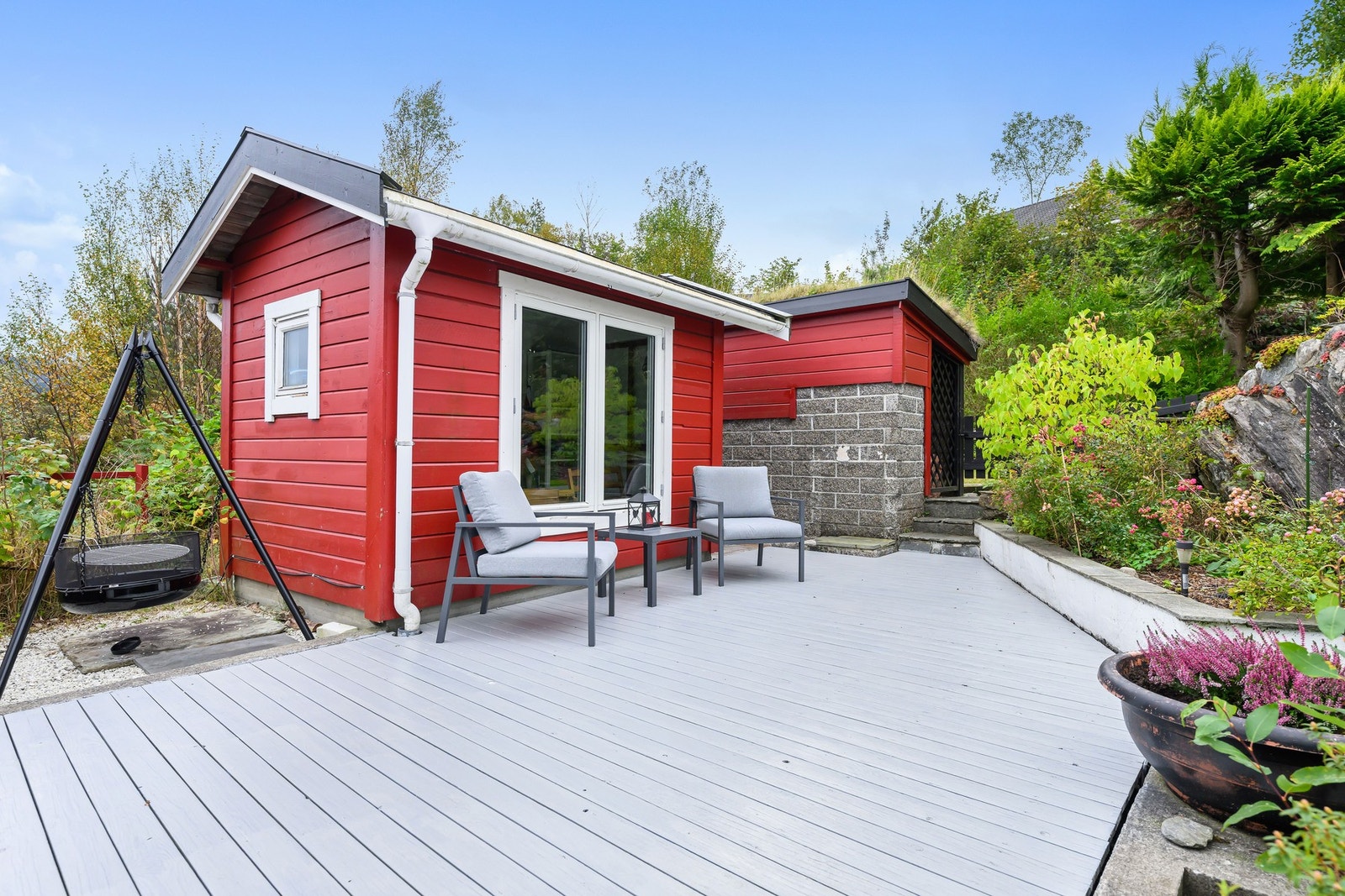 På eiendommen har en også utvendige boder med innlagt strøm, innredet som redskapsbod og treningsrom. Galleribilde