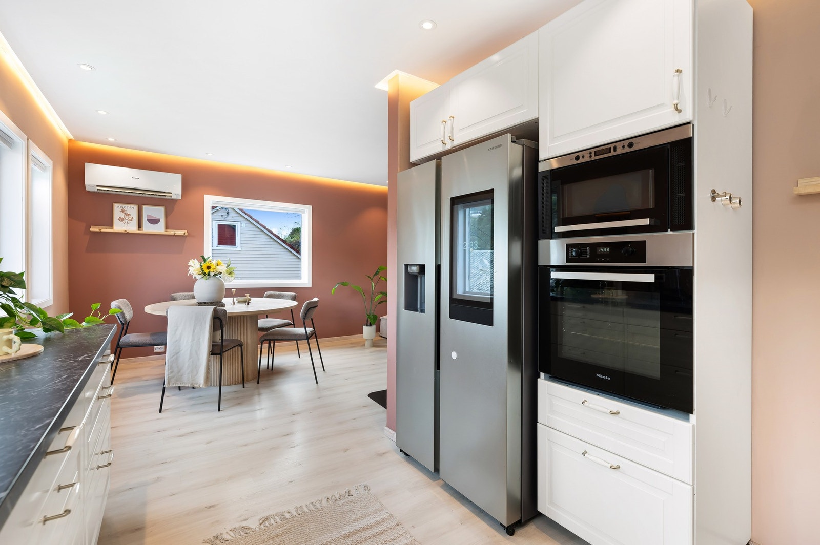 Av integrerte hvitevarer finner en induksjonsplatetopp, stekeovn, mikrobølgeovn og oppvaskmaskin. Galleribilde