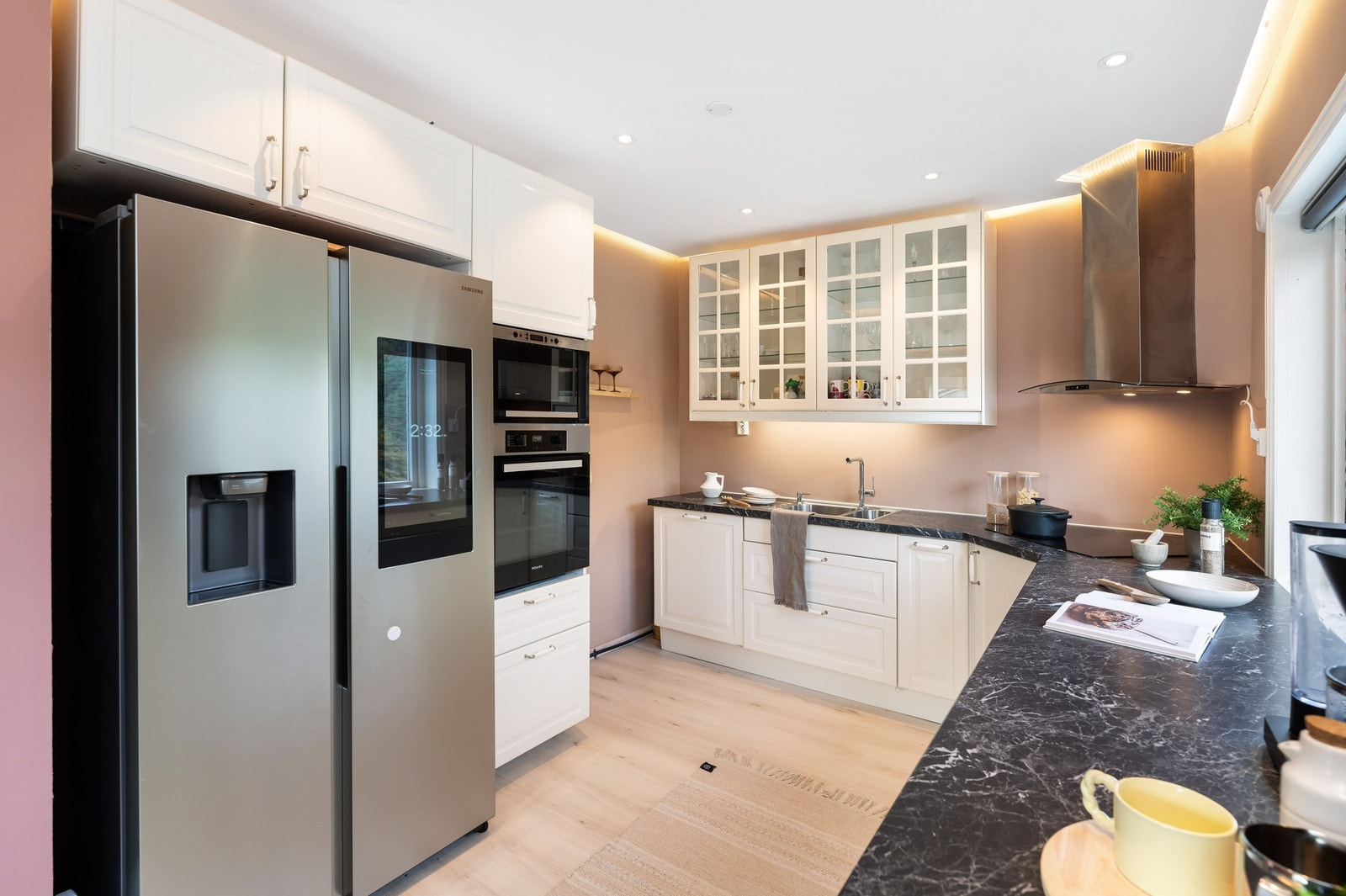 Kjøkkeninnredningen har profilerte fronter og laminat benkeplate. Galleribilde