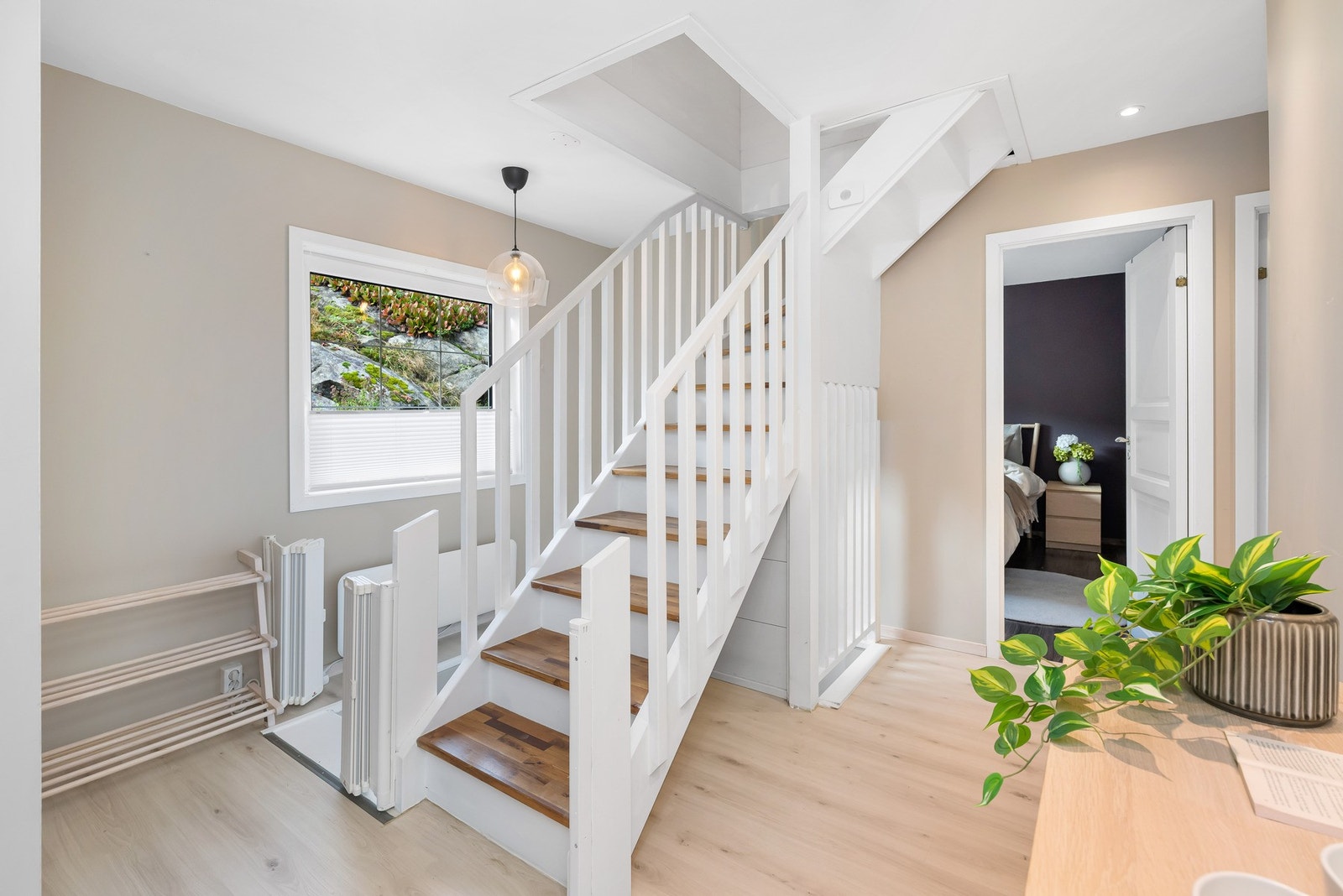 Videre inn kommer en til en lys og romslig gang, med god plass til oppbevaring og ønskelig møblement. Galleribilde