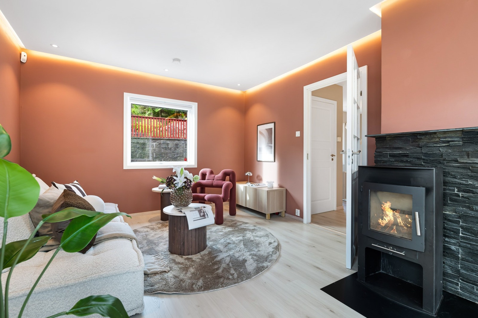 I 2022/2023 ble det montert spotter i himlingen, som sammen med stilig innebygget ledbelysning lyser opp på kveldstid. Galleribilde