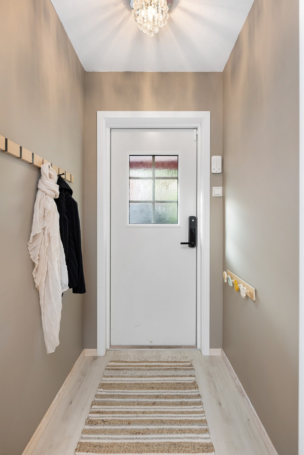 Boligens førsteinntrykk er en innbydende entré, med plass til å henge fra seg ytterklær. Galleribilde