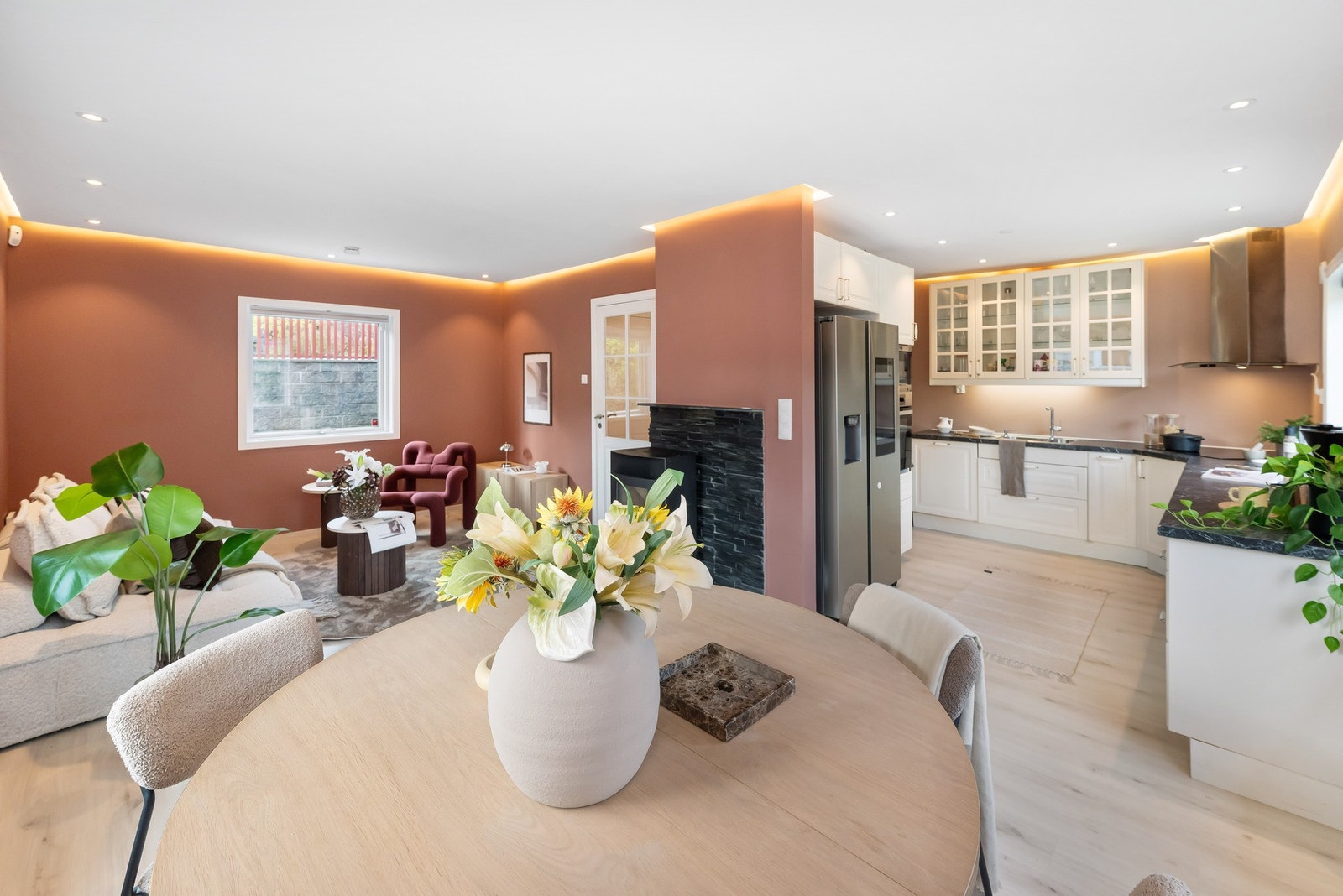 Stuen har god plass til både sofaseksjon, spisebord og mediemøblement. Galleribilde