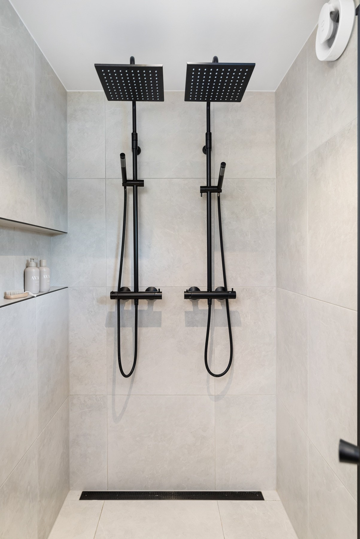 Rommet er stilrent og gjennomført, helfliset i en behagelig beigetone, og har varmekabler i gulvet. Galleribilde