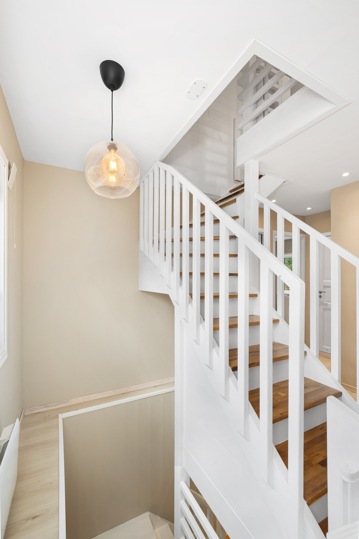 Lyst og pent trapperom. Galleribilde