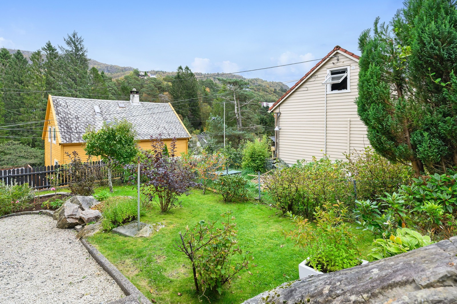 Eiendommen er godt ivaretatt - hagen blir familiens nye favorittplass. Galleribilde