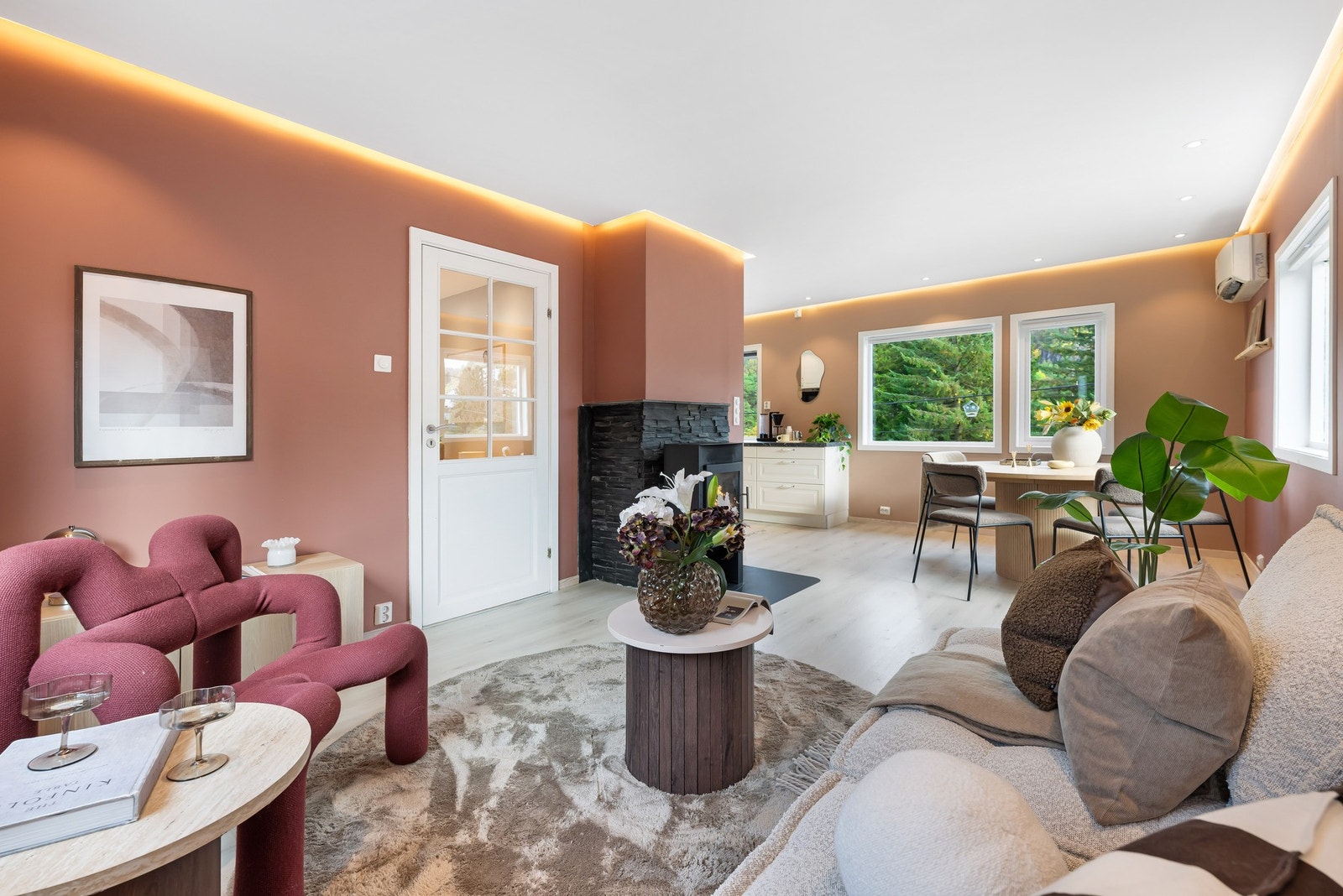 Velkommen til en herlig og oppgradert familiebolig med store, solrike uteplasser, carport, og sentral beliggenhet! Galleribilde